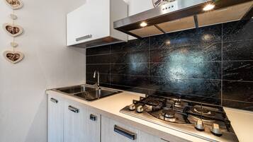 Réfrigérateur, four, plaque de cuisson, cafetiÚre/bouilloire