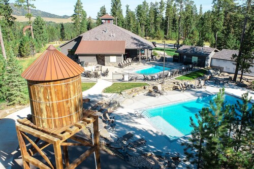 4500 Sq. Ft Spacious Lodge, 7 Person Hot Tub, 3 En-suites Walk to Clubhouse!!