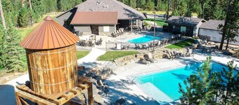 4500 Sq. Ft Spacious Lodge, 7 Person Hot Tub, 3 En-suites Walk to Clubhouse!!