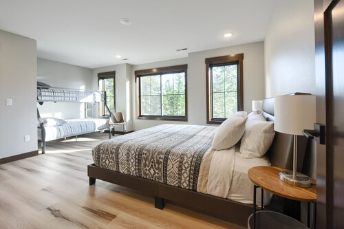 4500 Sq. Ft Spacious Lodge, 7 Person Hot Tub, 3 En-suites Walk to Clubhouse!!