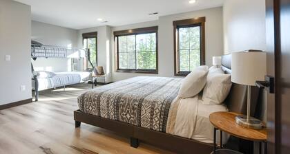 4500 Sq. Ft Spacious Lodge, 7 Person Hot Tub, 3 En-suites Walk to Clubhouse!!