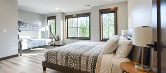 4500 Sq. Ft Spacious Lodge, 7 Person Hot Tub, 3 En-suites Walk to Clubhouse!!