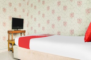 Quarto casal standard | Espaço de trabalho para notebook, roupa de cama