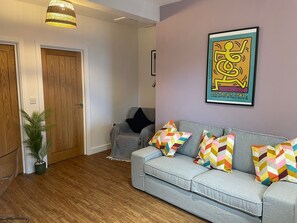 Standard-Apartment | Wohnbereich | Smart-TV