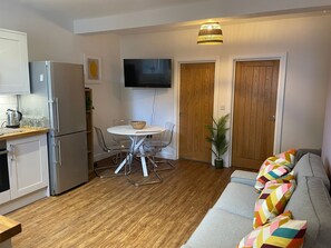 Standard-Apartment | Wohnbereich | Smart-TV