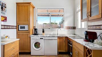 Frigorifero, microonde, forno, piano cottura