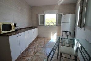 Køleskab, mikrobølgeovn, kogeplade, kaffe-/temaskine