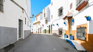 A narrow street lined with white buildings, some with balconies and potted plants. - Apartment 'Celeste' with Sea View, Shared Terrace and Wi-Fi (conil de la frontera)