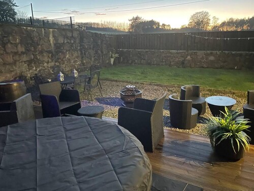 Rural Chapel Cottage, Near Airport, bar & hot tub