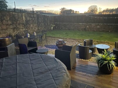 Rural Chapel Cottage, Near Airport, bar & hot tub