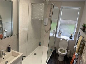 Cottage | Bathroom | Shower, hair dryer, towels