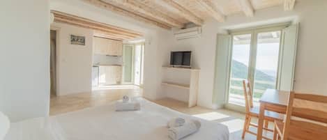 1 bedroom, bed sheets