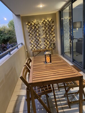 Outdoor dining - Bannister Apartment in vibrant central Fremantle. Parking, WiFi, Smart tv's (Fremantle)