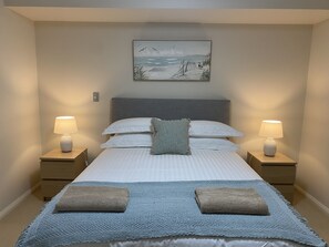 2 bedrooms, desk, iron/ironing board, free WiFi - Bannister Apartment in vibrant central Fremantle. Parking, WiFi, Smart tv's (Fremantle)