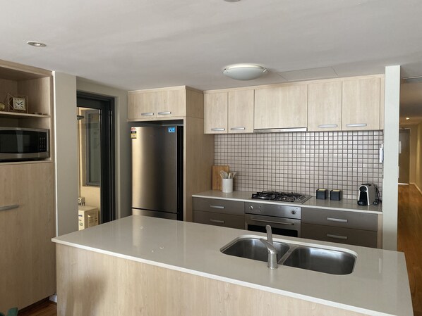 Fridge, microwave, oven, stovetop - Bannister Apartment in vibrant central Fremantle. Parking, WiFi, Smart tv's (Fremantle)