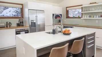 Kylskåp, mikrovågsugn, ugn och spishäll