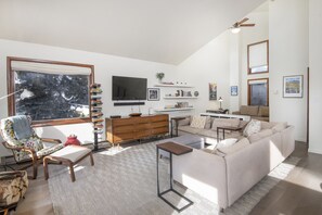 Smart TV, chimenea, libros, estéreo