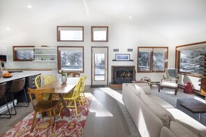 Smart TV, fireplace, books, stereo - Updated Townhome | Hot Tub | Shuttle to Slopes (Avon)