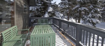 New! Updated Townhome | 20 Min Shuttle Ride to Skiing | Shuttle Stop Nearby