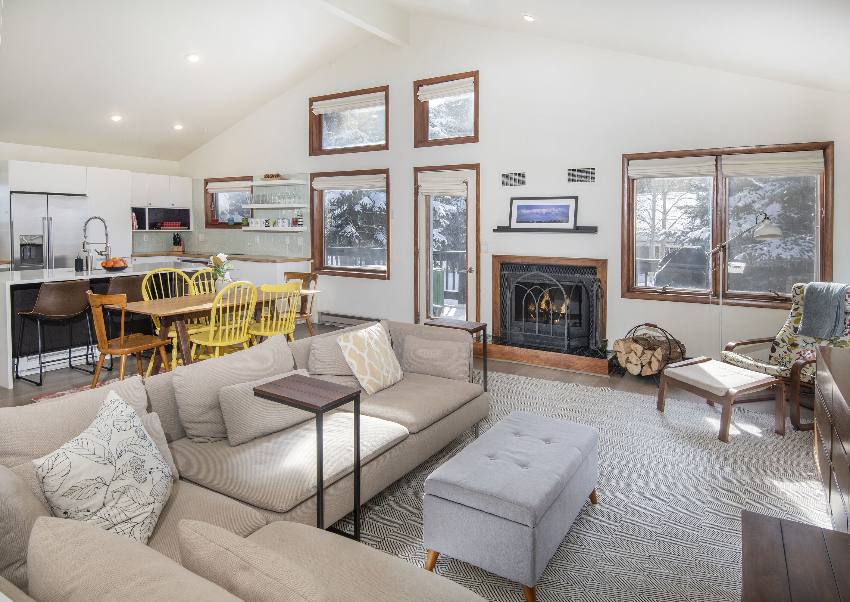 New! Updated Townhome| 20 Min Shuttle Ride to Skiing| Shuttle Stop Nearby