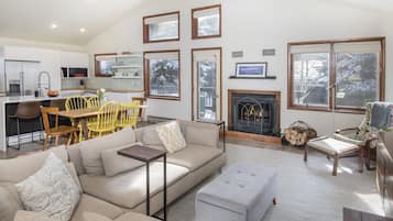 Smart TV, fireplace, books, stereo