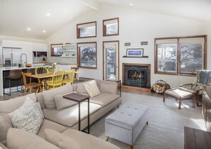 Smart TV, chimenea, libros y estéreo 