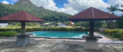 Una piscina al aire libre