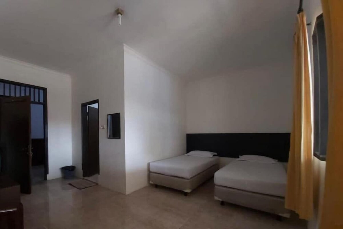 Desk, free WiFi, bed sheets