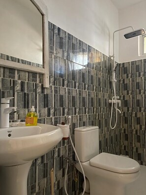 Deluxe Triple Room | Bathroom | Shower, rainfall showerhead, slippers, towels - Mano Kendwa Garden (Kendwa)