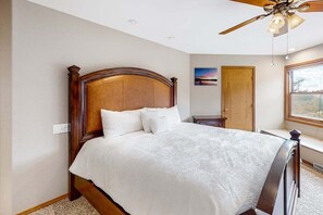 5 slaapkamers, een bureau, een strijkplank/strijkijzer, gratis wifi