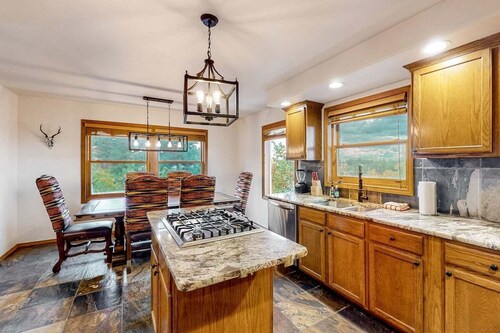 Hot Tub, Outdoor Fireplace, Pool Table, Washer & Dryer