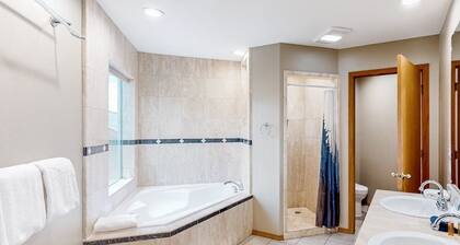 Hot Tub, Outdoor Fireplace, Pool Table, Washer & Dryer