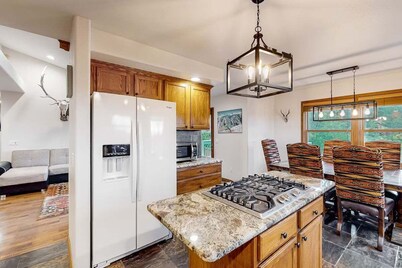 Hot Tub, Outdoor Fireplace, Pool Table, Washer & Dryer