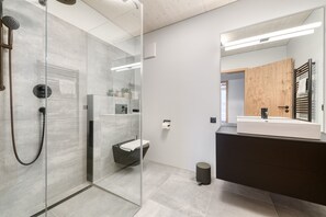 Apartamento luxo, 2 quartos, sauna seca, vista para a montanha | Banheiro | Chuveiro, secador de cabelo, toalhas de banho 