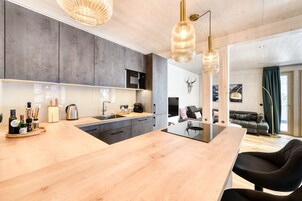 Perhehuoneisto | Yksityinen keittiö | Jääkaappi, mikroaaltouuni, liesi, astianpesukone