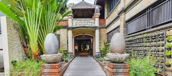 Super OYO Townhouse Oak Maxi Hotel Legian