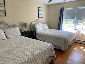 4 bedrooms, WiFi, bed sheets - -Heated pool, bike to town .Coopers Beach-Pups Welcome (Southampton)