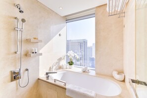 Deluxe Studio Suite | Badeværelse | Badekar, gratis toiletartikler, hårtørrer, badekåber