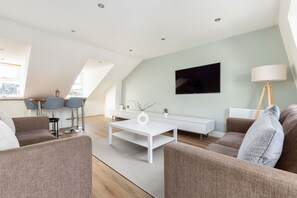 아파트 | 거실 공간 | 케이블 채널 시청이 가능한 32인치 평면 TV, TV, 넷플릭스