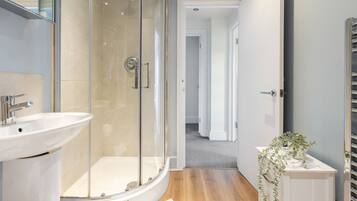 Apartment | Bathroom | Free toiletries, towels, soap, shampoo