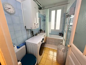 Hårføner, bidé, håndklær og såpe