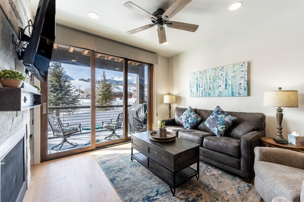 Téléviseur connecté, foyer, écran d’ordinateur