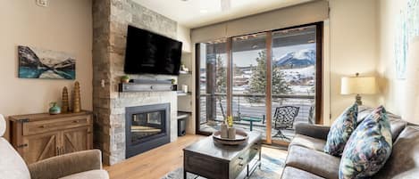 TV connectée, cheminée, écrans d'ordinateur