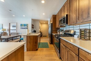 Refrigerador, microondas, horno, placa de cocina