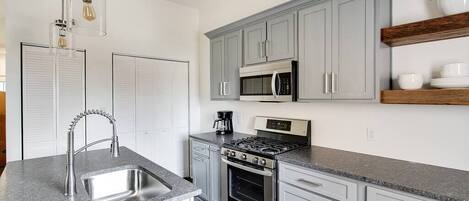 Micro-ondas, fogão, lava-louças, cafeteira/chaleira