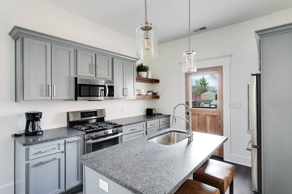 Microwave, oven, dishwasher, coffee/tea maker