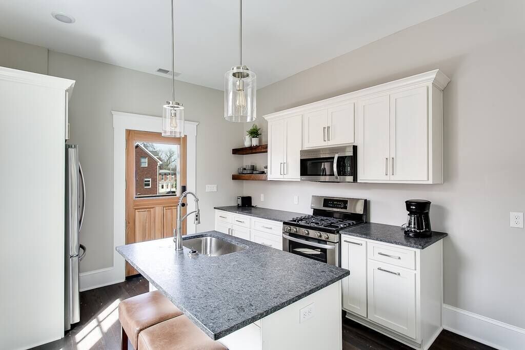 Microwave, oven, dishwasher, coffee/tea maker