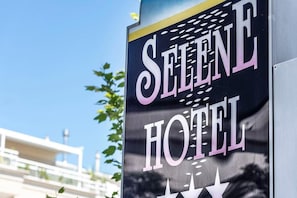 Un cartel de hotel con el nombre 'SELENE HOTEL' bien visible.