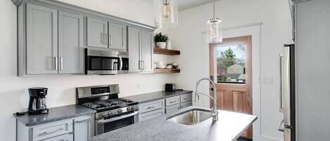 Een magnetron, een oven, een vaatwasser