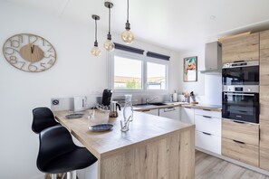 ثلاجة، ميكروويف، فرن، غسالة أطباق